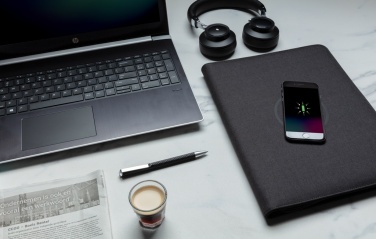 Logotrade Logogeschenke das Foto: Air 5W Wireless Charging Portfolio A4 mit 5.000mAh Powerbank