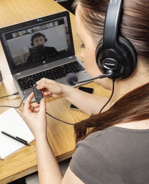 Logotrade ärikingituse foto: Üle kõrva juhtmega töötav peakomplekt