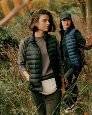 Logotrade ärikingi foto: Iqoniq Meru naiste taaskasutatud polüestrist vest