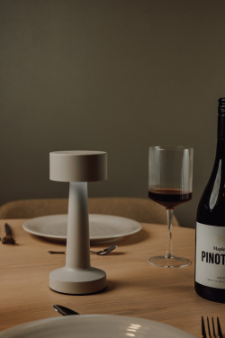 Logo trade firmakingitused foto: VINGA Maris RCS metallist ja taaskasutatud ABS-ist laualamp