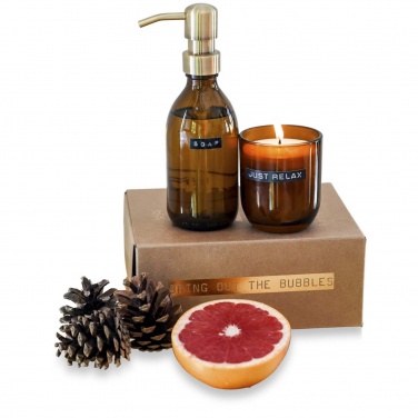 Logotrade mainostuotet kuva: Wellmark Discovery 200 ml:n käsisaippua-annostelija ja 150 g tuoksukynttiläsetti – bambun tuoksu