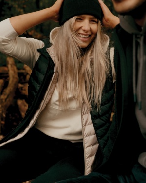 Logotrade mainostuote tuotekuva: Iqoniq Meru naisten liivi kierrätetystä polyesteristä