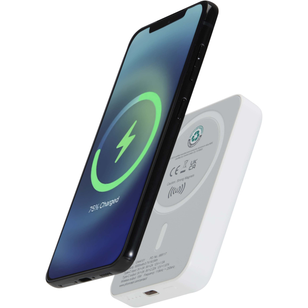 Logotrade presentreklam bild: Acrab 5 000 mAh 15 W magnetisk trådlös powerbank med 20 W PD – tillverkad av återvunnen plast
